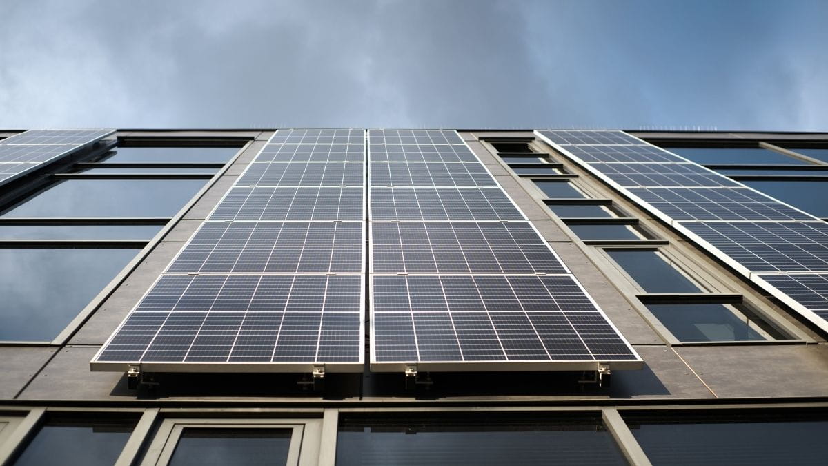 zonnepanelen tegen gevel